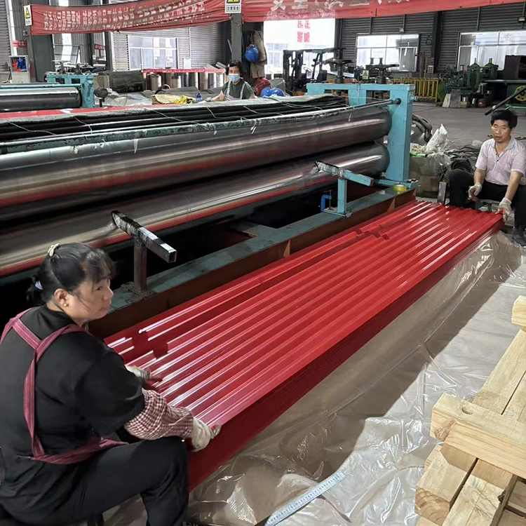 Кров од валовитог метала обложен у боји